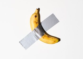 La banana de Cattelan se subasta por 6,2 millones de dólares en Nueva York