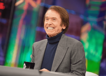 Raphael critica a quienes graban con el móvil durante sus conciertos: “¿Para qué van a verme?”