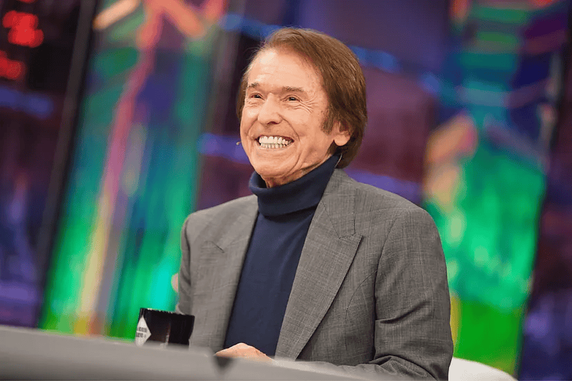 Raphael critica a quienes graban con el móvil durante sus conciertos: “¿Para qué van a verme?”