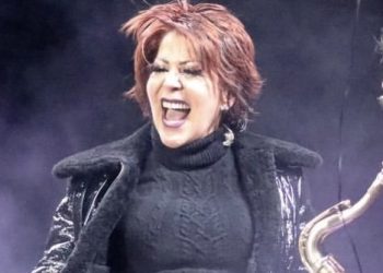 Alejandra Guzmán regresa a los escenarios tras la muerte de su madre, Silvia Pinal