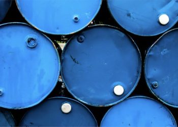 El petróleo cierra con leve descenso; la AIE predice un mercado bien abastecido