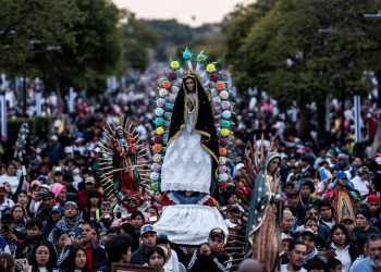 La Virgen de Guadalupe impulsa récord de ingresos en México, entre fervor y sueños migrantes