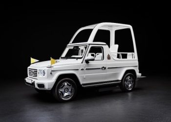 El papa Francisco estrena papamóvil eléctrico diseñado por Mercedes Benz