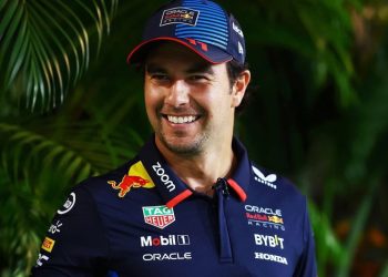 Checo Pérez confirma su permanencia en Red Bull para 2025