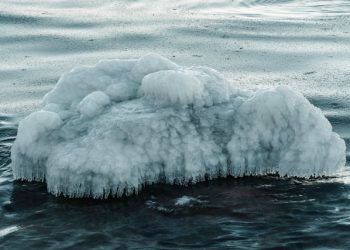 Iceberg de un billón de toneladas se desprende y comienza su travesía en el Océano Austral