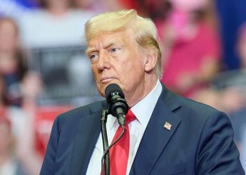 Trump advierte a México y Canadá sobre detener el flujo de migrantes