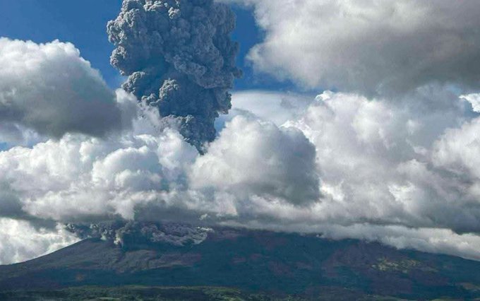 Más de 87,000 evacuados en Filipinas por la erupción del volcán Kanlaon