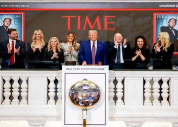 Trump recibe una gran ovación al abrir las operaciones de Wall Street
