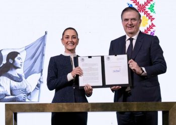 Sheinbaum firma decreto para impulsar la industria textil con nuevos aranceles