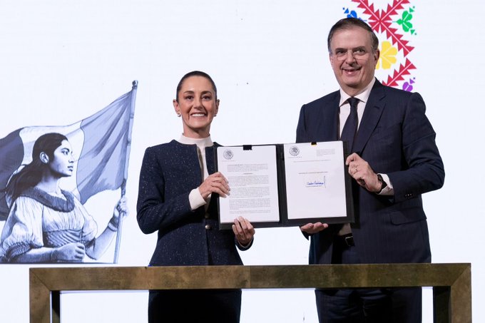Sheinbaum firma decreto para impulsar la industria textil con nuevos aranceles