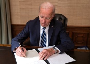 Joe Biden firmó la ley que evita el cierre del gobierno en EE. UU.
