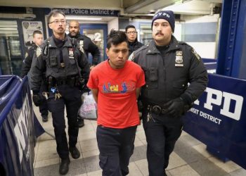 Hombre incendia y asesina a mujer en el metro de Nueva York