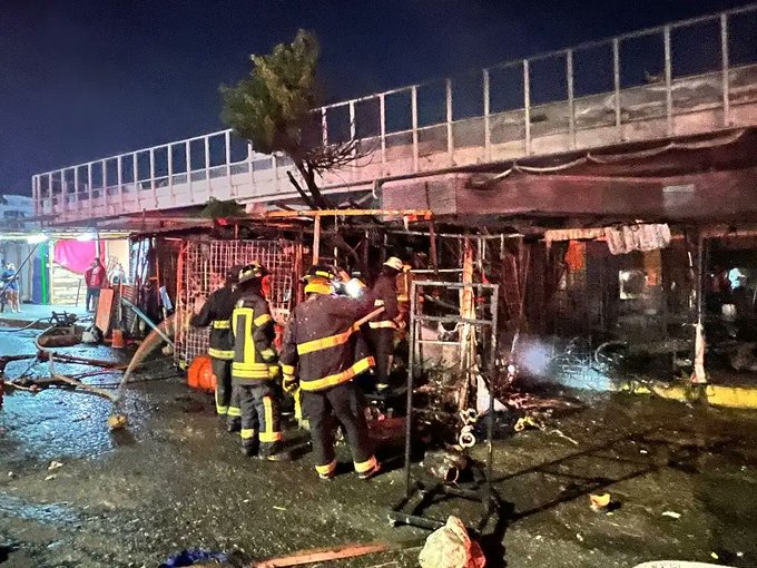 Fuego destruye 30 puestos en el Mercado Central de Acapulco; sin víctimas ni heridos