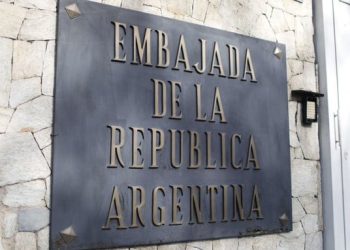 Argentina exige a Maduro garantizar la salida segura de opositores refugiados en su embajada