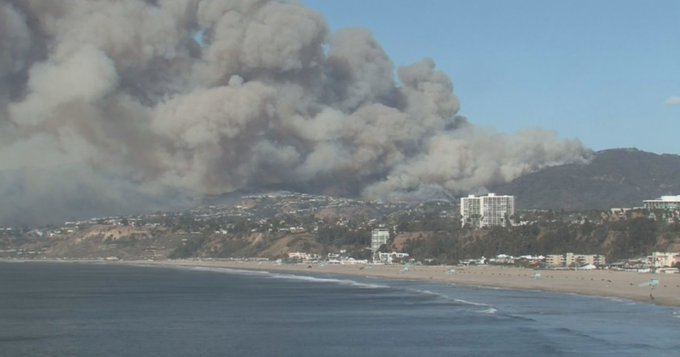 Evacuación masiva en Pacific Palisades, de Los Ángeles, debido a incendio forestal