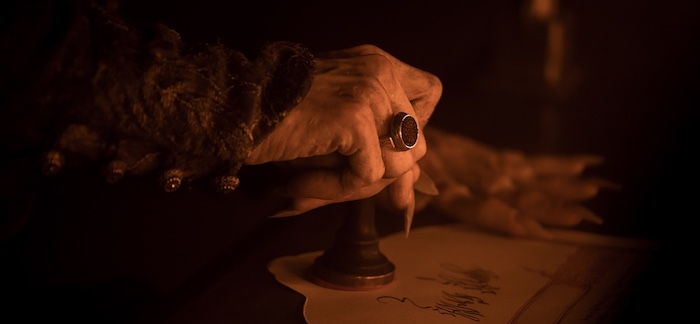 Mano de un vampiro, representa en este caso la de Dracula.
