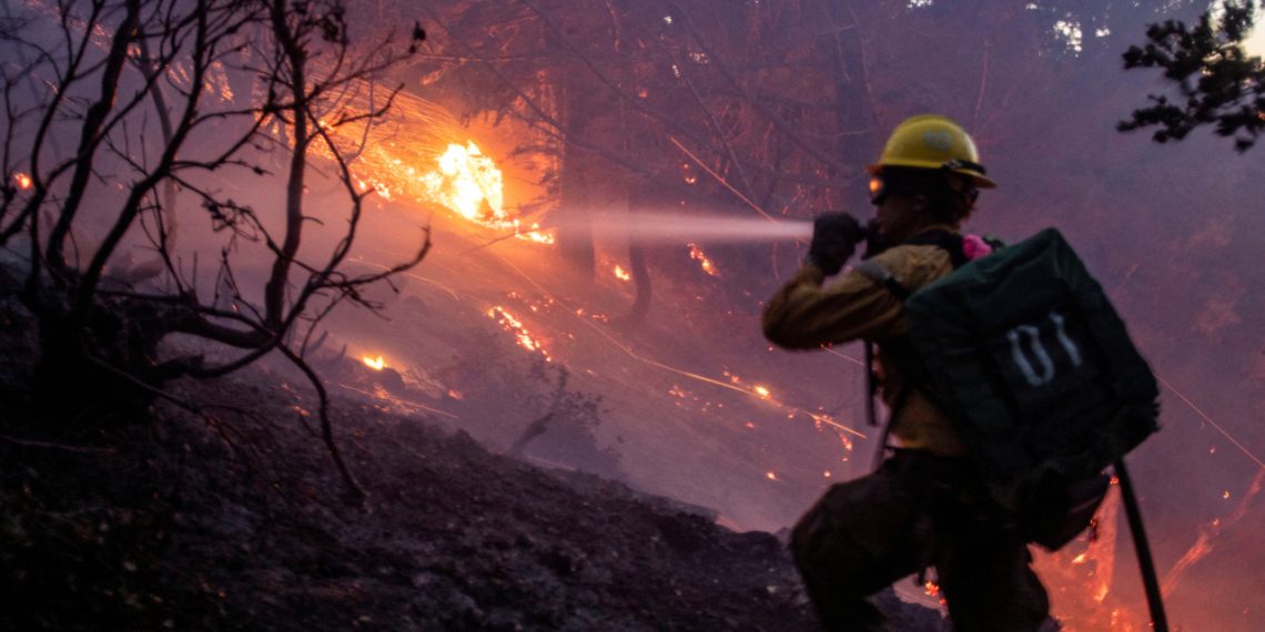 Incendio en el sur de California destruye más de 8,200 hectáreas y obliga a nuevas evacuaciones