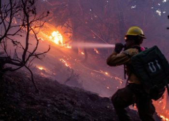 Incendio en el sur de California destruye más de 8,200 hectáreas y obliga a nuevas evacuaciones