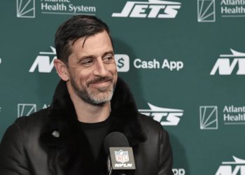 Aaron Rodgers se toma su tiempo para decidir su futuro con los Jets
