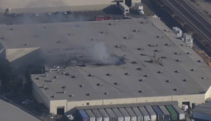 Avioneta impacta almacén en Fullerton, California: 1 muerto y 15 heridos