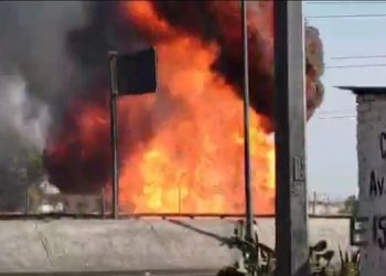 Incendio provoca cierre vial en Periférico y Río de los Remedios, límite CDMX y Edomex