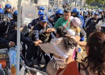 Riña entre comerciantes ambulantes y policías en la Alameda Central de la CDMX