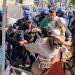 Riña entre comerciantes ambulantes y policías en la Alameda Central de la CDMX