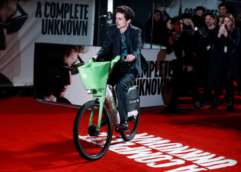Timothée Chalamet llega en bicicleta al estreno de “Un completo desconocido” en Londres