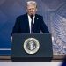 Trump exige producción en Estados Unidos y amenaza con aranceles desde Davos