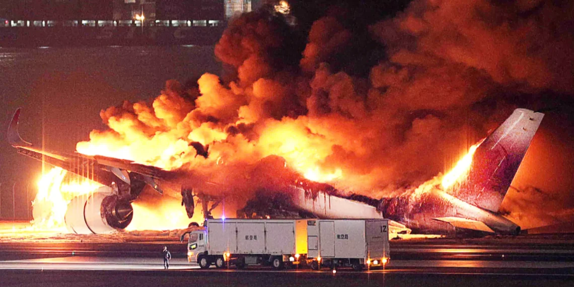 Avión se incendia en Corea del Sur con 176 personas a bordo