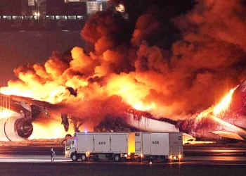 Avión se incendia en Corea del Sur con 176 personas a bordo