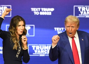 Kristi Noem, nominada para Seguridad Nacional por Trump, promete restablecer ‘Quédate en México’ y eliminar CBP One