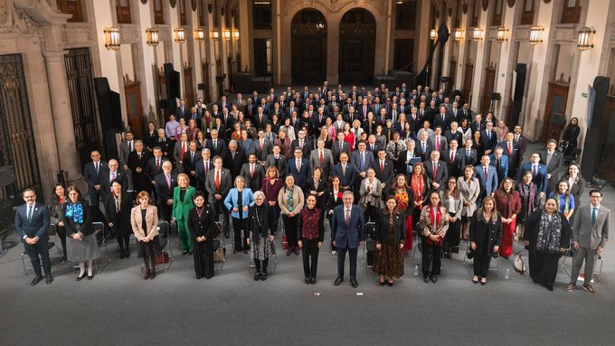 Sheinbaum establece directrices diplomáticas en reunión con embajadores y cónsules