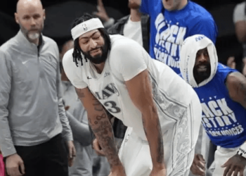 Davis genera preocupación en los Mavericks tras lesión en su debut