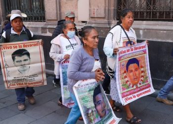 Sheinbaum se reúne con familiares de los 43 normalistas de Ayotzinapa