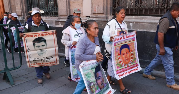 Sheinbaum se reúne con familiares de los 43 normalistas de Ayotzinapa