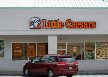 Gerente de Little Caesars amenaza a migrantes y es despedido