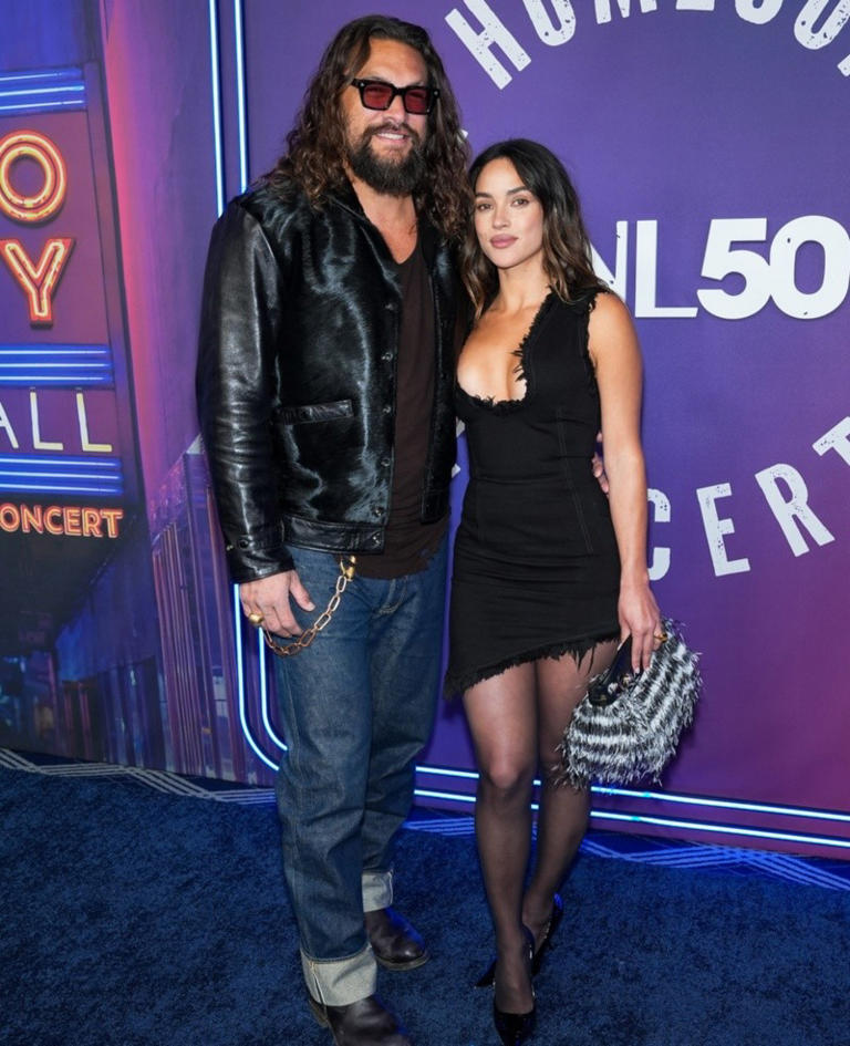  Jason Momoa y Adria Arjona han confirmado su romance al aparecer juntos en la alfombra roja, generando gran revuelo en Hollywood. 
