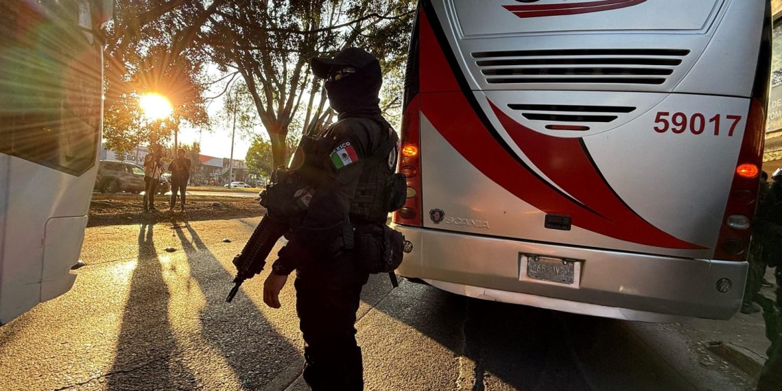 Liberan a 71 migrantes tras toma de autobuses por estudiantes en Atequiza, Jalisco