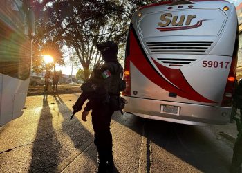 Liberan a 71 migrantes tras toma de autobuses por estudiantes en Atequiza, Jalisco