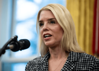 Pam Bondi retira fondos del Departamento de Justicia a las ciudades santuario