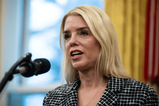 Pam Bondi retira fondos del Departamento de Justicia a las ciudades santuario