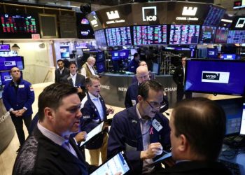 Wall Street cae tras nuevos aranceles de Trump y temor a guerra comercial