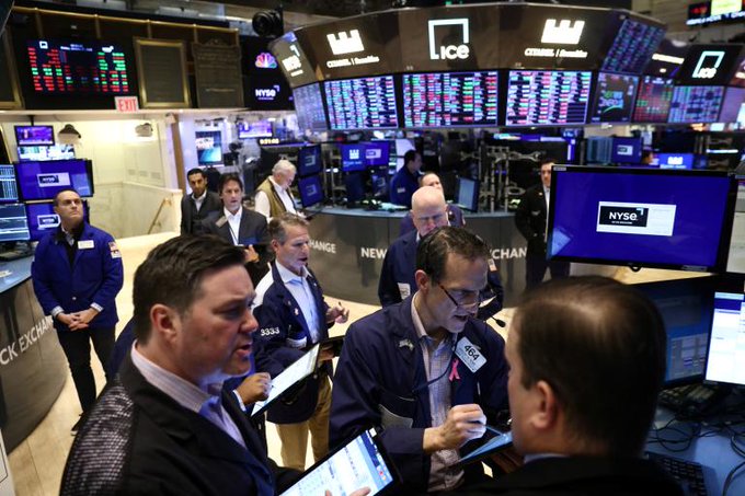 Wall Street cae tras nuevos aranceles de Trump y temor a guerra comercial
