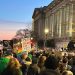 Manifestantes exigen retirar a Musk del Gobierno de Trump en Washington