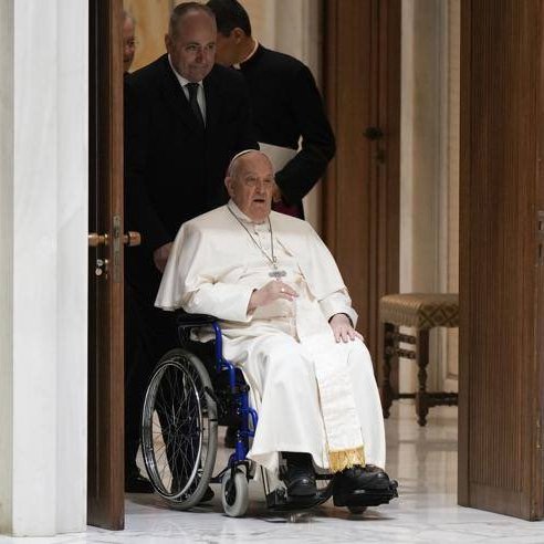El papa Francisco es hospitalizado por infección respiratoria y recibe tratamiento médico