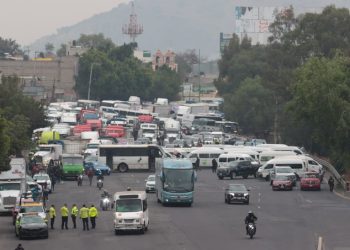 Transportistas bloquean autopistas por inseguridad: carreteras afectadas