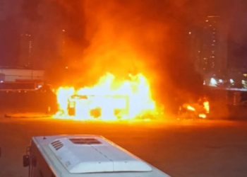 Explosión de tres autobuses en Israel; investigan posible ataque terrorista