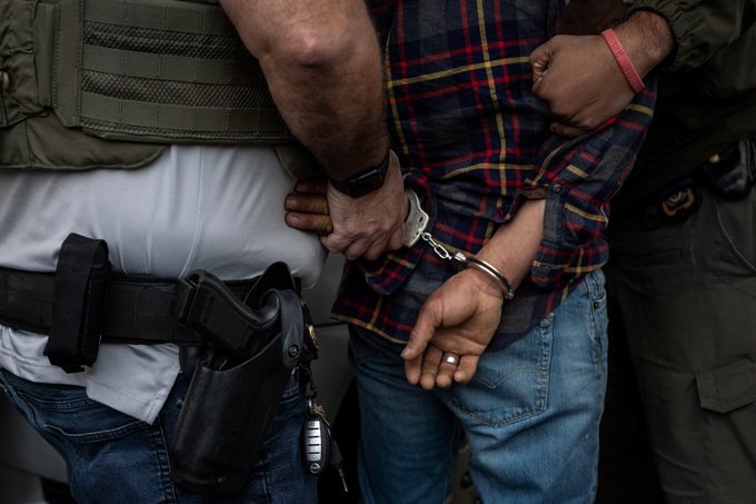 Migrantes deportados denuncian maltrato y detención prolongada en EE.UU.