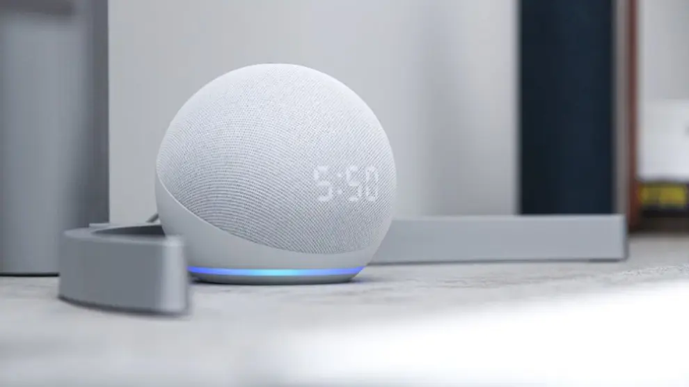 Alexa Plus, la nueva versión de Amazon, incorpora IA generativa para ofrecer interacciones más naturales, comprender mejor las necesidades del usuario y realizar tareas más complejas.